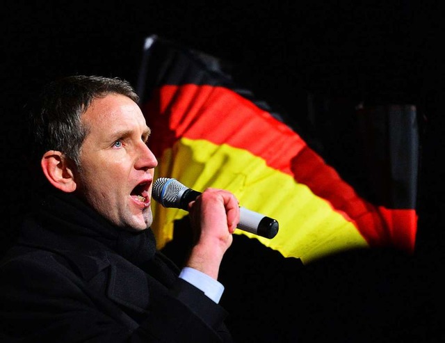 Der Rechtspopulist Bjrn Hcke fhlt s...seinen Reden Eliten und Migranten an.   | Foto: Martin Schutt