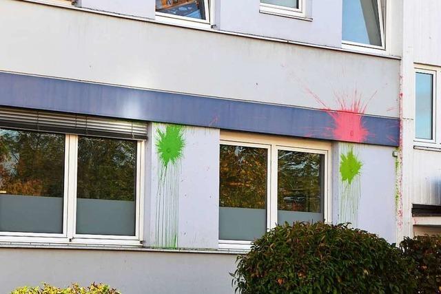 Unbekannte werfen Farbbeutel auf die Hauswand des Immobilienkonzerns Vonovia