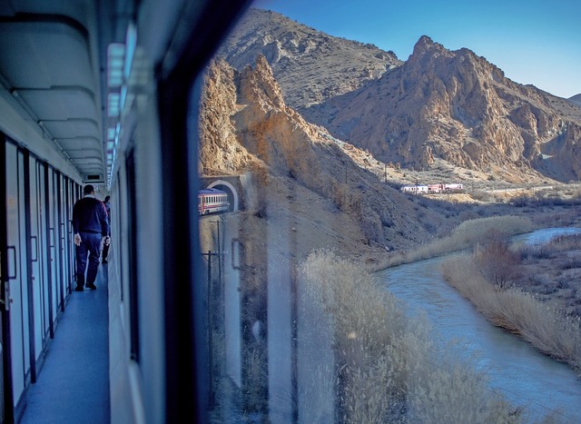 Landschaft pur: der Ost-Express auf se... ihre Abteile ganz liebevoll (rechts).  | Foto: Ahmed Deeb