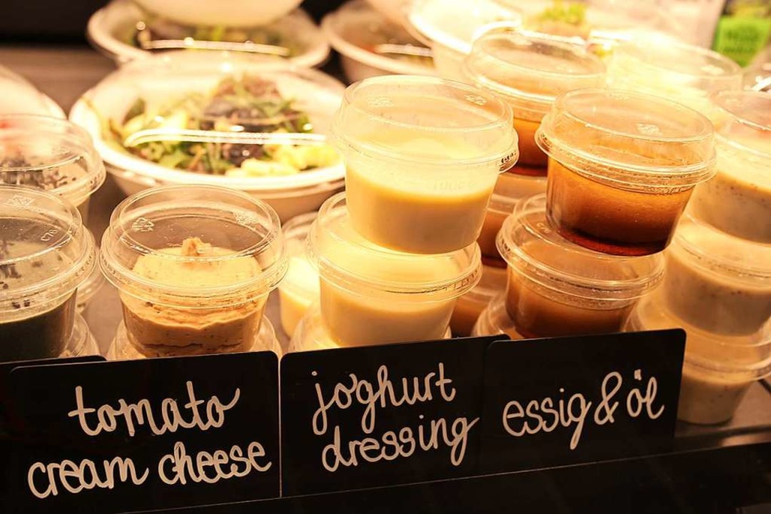 Die Salate gibt es mit verschiedenen Dressings  | Foto: Gina Kutkat