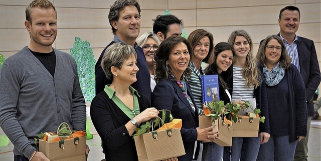 Die Delegation aus Pinzolo, zusammen m...schenk aus dem Weltldeli berreicht.   | Foto: Reinhard Herbrig