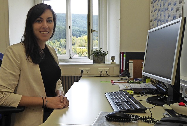 Verena Hog, die Flchtlingsbeauftragte...Stadt Titisee-Neustadt, in ihrem Bro.  | Foto: Ute Kienzler