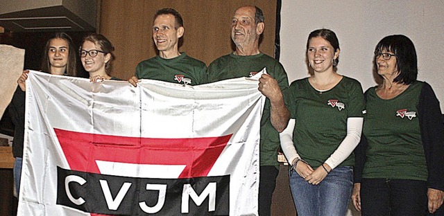 Der heutige Vorstand mit dem ersten Vo...lfgang Winkler (rechts am CVJM-Banner)  | Foto: Dieter Fink