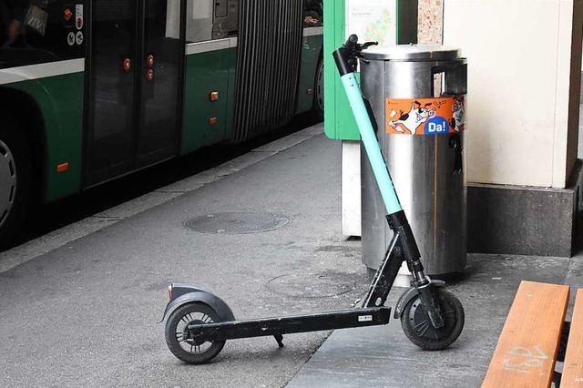 E-Roller werden auch an Orten abgestellt, wo sie nicht hin gehren.  | Foto: Kathrin Ganter