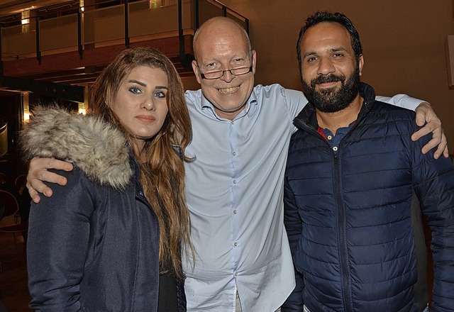 Rdiger Lorenz (Mitte) vom Freundeskreis Asyl mit Familie Al Jaberi aus dem Irak  | Foto: Danielle Hirschberger