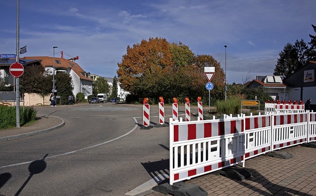 Die neue Verkehrsfhrung soll einen et...on Lkw ber die Bahngleise verhindern.  | Foto: Volker Mnch