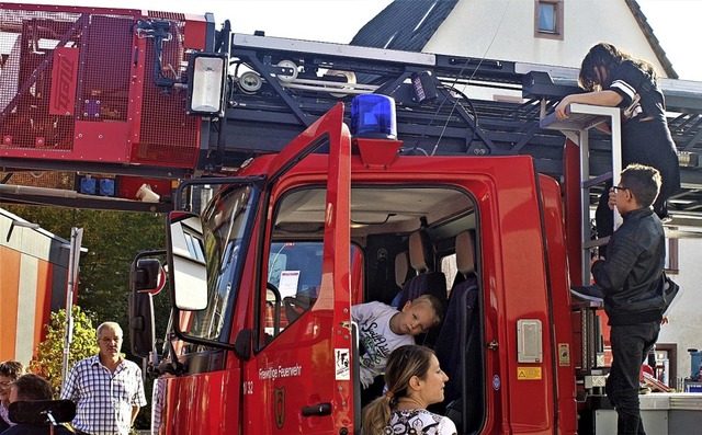 <BZ-FotoAnlauf>Feuerwehr Kandern: </BZ...s Fahrzeugs genau erklren zu lassen.   | Foto: Ines Bode