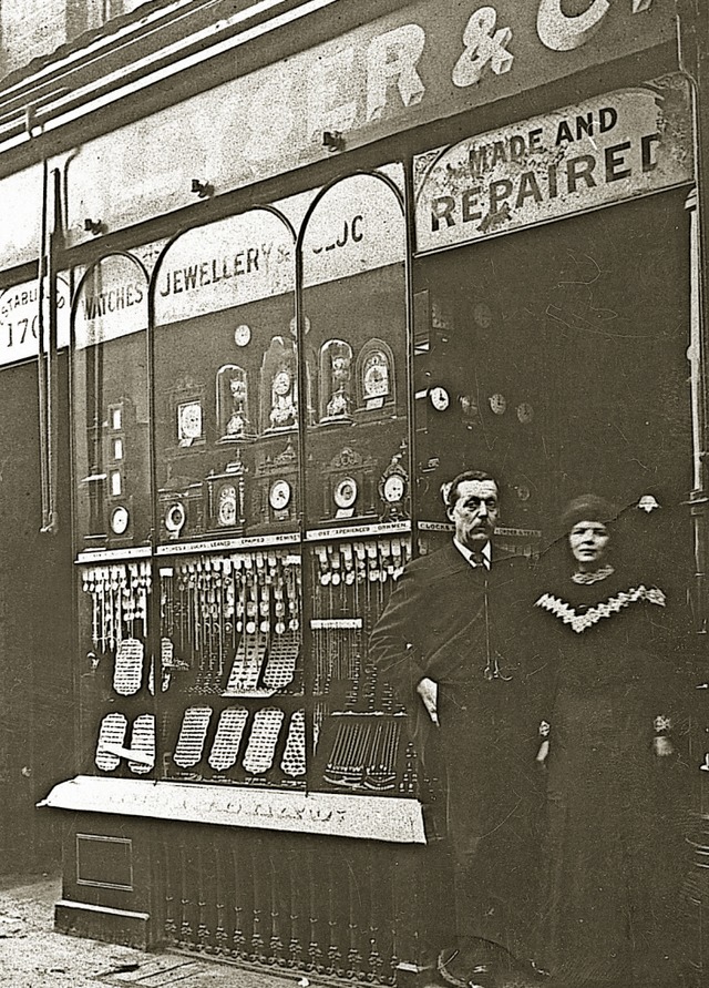 Alfred Burger und seine Frau Anna Mari...er vor ihrem Uhrengeschft in London.   | Foto: Archiv Constable