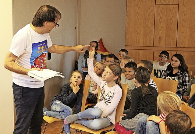 Thommi Baake nahm die Kinder mit in die Fantasiewelt seiner Bcher.  | Foto: Annika Sindlinger