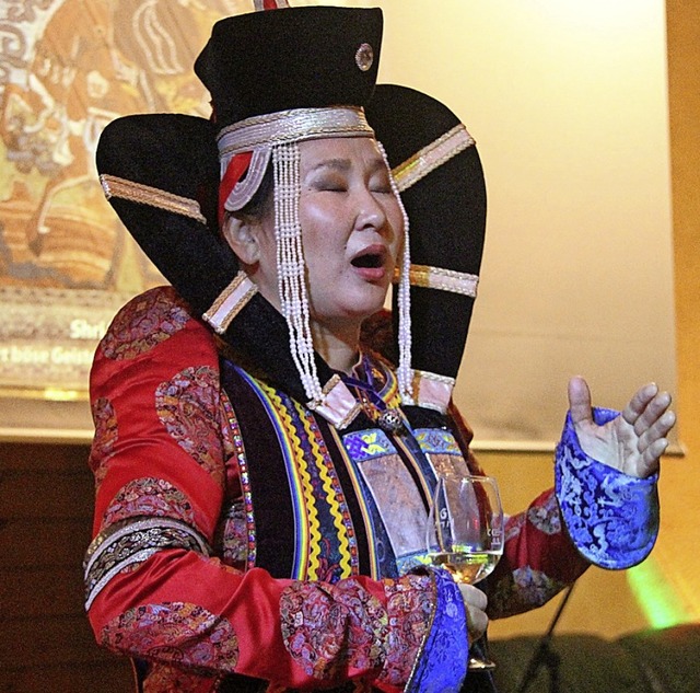 In mongolischer Tracht trat Sngerin Baadma im Eichstetter Weingut Rinklin auf.  | Foto: Horst David