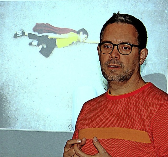 Jan von Holleben erklrte, wie er Kind... Superman (hinten) zum Fliegen bringt.  | Foto: Mitarbeiter der Stadtverwaltung Waldkirch