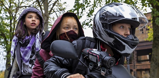 App, Sue und Tobi (von links)  mssen ...en Motorroller fahren kann<ppp> </ppp>  | Foto: Ostlicht Filmproduktion