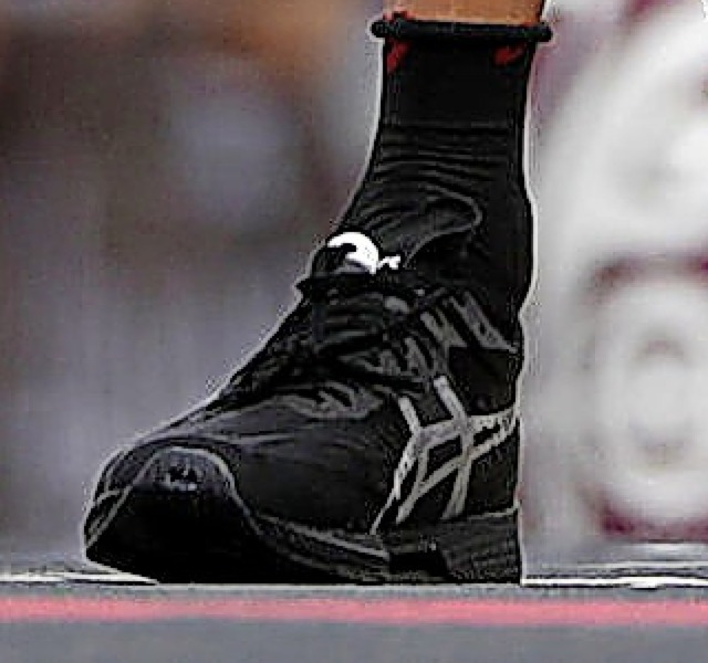 Asics-Schuh von Jan Frodeno (links), Nike-Schuh von  Eliud Kipchoge  | Foto: Marco Garcia (dpa)