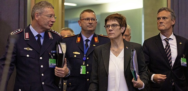 Kramp-Karrenbauer beim Treffen der Nato-Verteidigungsminister  | Foto: Virginia Mayo (dpa)
