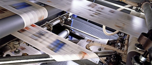 Machen Tempo: Papierbahnen in der Druckmaschine   | Foto: KBA