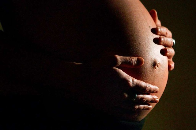 Der Bauch einer hochschwangeren Frau.   | Foto: Felix Heyder