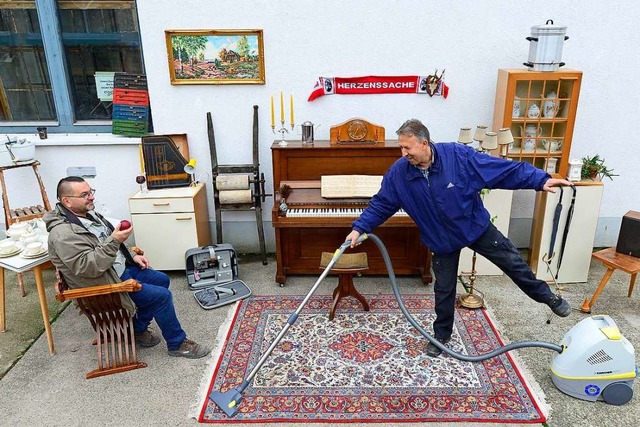 Die Holzwerkstatt-Mitarbeiter Werner W...condhand-Mobiliars   zusammengestellt.  | Foto: Ingo Schneider