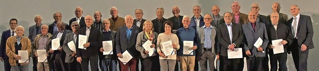 Langjhrige Mitglieder der Volksbank Lahr wurden in der Breisgauhalle geehrt.   | Foto: Benedikt Sommer