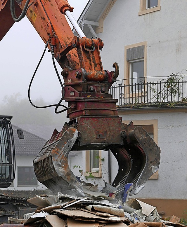 Die Sanierung geht voran: Die Abrissar...irma Schladerer sind schon Geschichte.  | Foto: Hans-Peter Mller