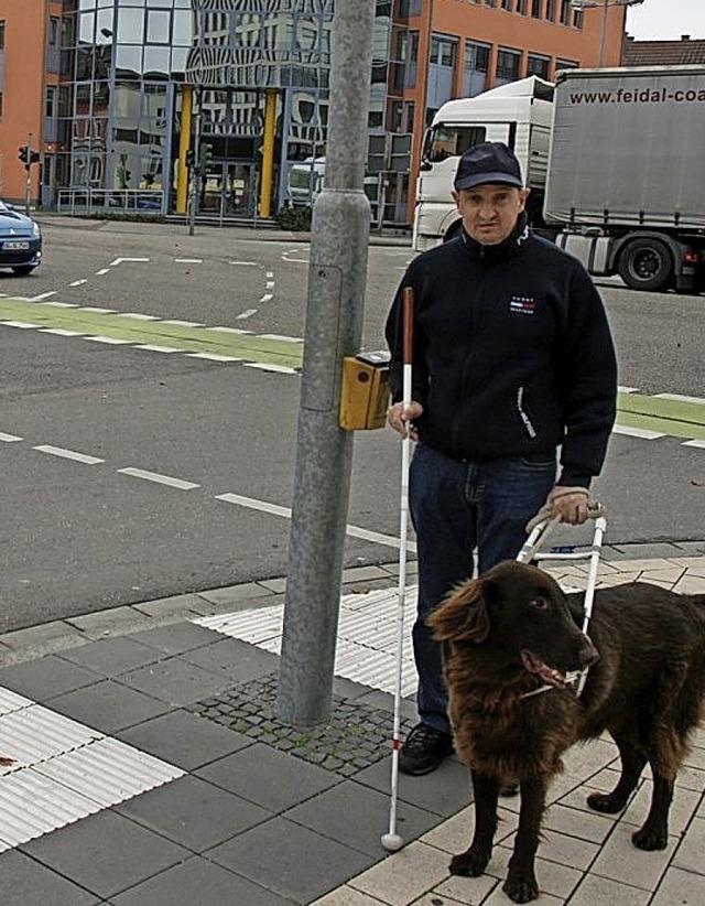 Stefan Rendler testet mit seinem Hund ...das Blindenleitsystem am Kronenplatz.   | Foto: Walz