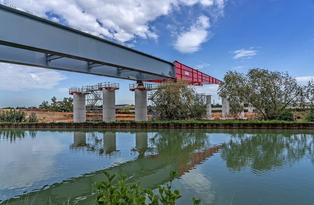 Der sthlerne Unterbau der knftigen A... ber den Rhein-Marne-Kanal geschoben   | Foto: teli