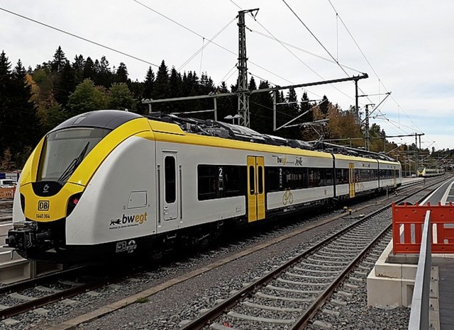 Der neue Zug am Donnerstag im Bahnhof Neustadt   | Foto: Thomas Binder