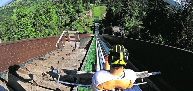 Auch nach der Sanierung fr drei Milli...k vom Anlaufturm der Rothausschanze.    | Foto: Dieter Maurer