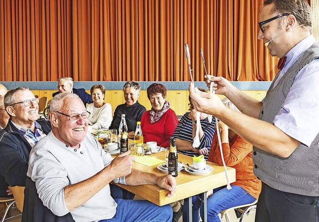 Hoppla, beim Zerschneiden des Seils gi...r Patrick Heffele verblfft die Gste.  | Foto: Christiane Seifried