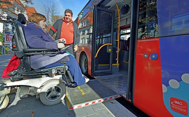 Die Gehweg-Kurve an der Bushaltestelle...r Blinde und Sehbehinderte (rechts).    | Foto: Michael Bamberger