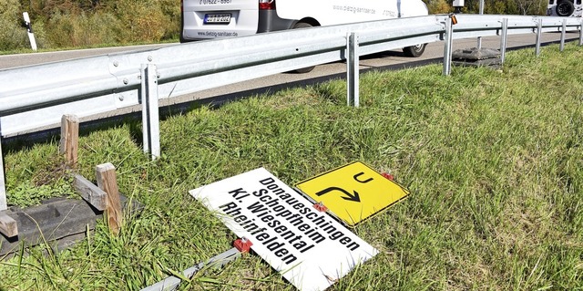 Die Schilder lagen am Freitag schon be...aulburg und Schopfheim voll gesperrt.   | Foto: Robert Bergmann