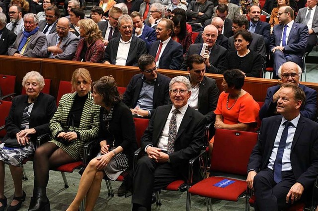 Zahlreiche Gste kamen zum Abschied vo...Mller (Mitte) ins Lahrer Parktheater.  | Foto: Christoph Breithaupt