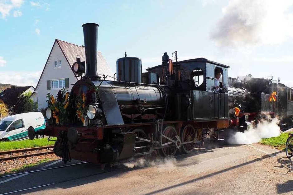 Festlich geschmückt dampfte der Jubiläumszug am Freitag von Kandern nach Haltingen und zurück. (Foto: Herbert Frey) Festlich geschmückt dampfte der Jubiläumszug am Freitag von Kandern nach Haltingen und zurück. (Foto: Herbert Frey)