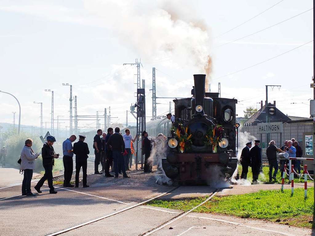 Festlich geschmckt dampfte der Jubilumszug am Freitag von Kandern nach Haltingen und zurck.