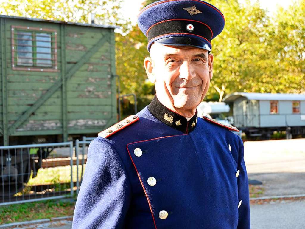 Hermann Nein aus Mnstertal, der beim elsssischen Verein Chemin de Fer Touristique du Rhin aktiv ist, erschien in einer preuischen Lokfhreruniform der Reichsbahn  Elsa-Lothringen.