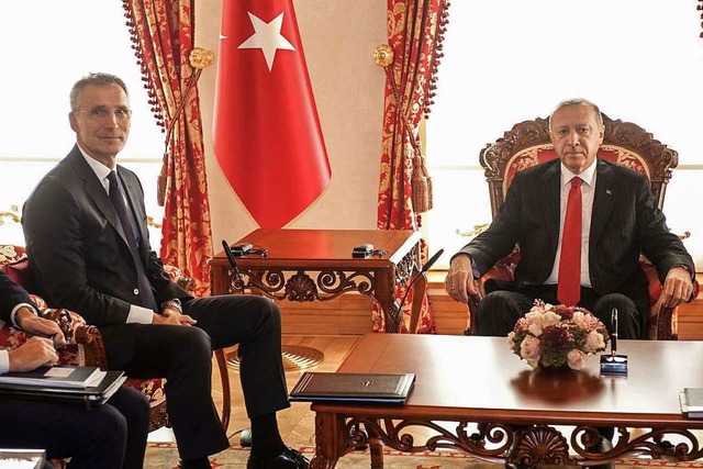 Der trkische Prsident Recep Tayyip E...retr Jens Stoltenberg im Oktober 2019  | Foto: - (dpa)