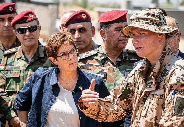 Im August war Verteidigungsministerin ...undeswehr kurdische Kmpfer ausbilden.  | Foto: Michael Kappeler (dpa)