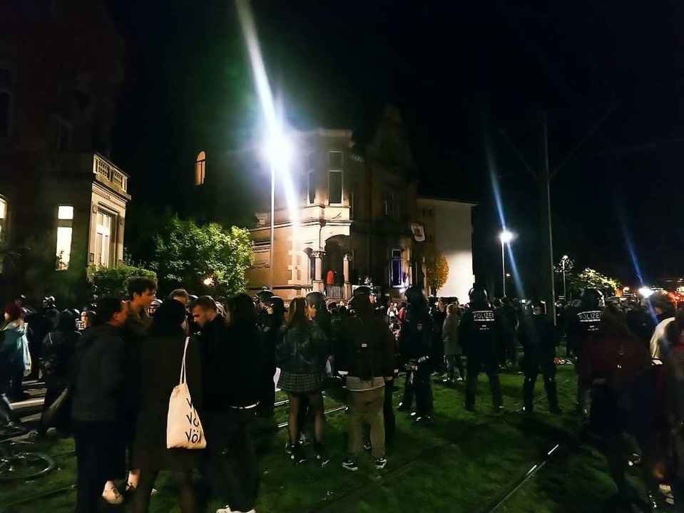 Samstagnacht: Polizisten trennen die S...r – vom Geb�ude Kronenstra�e 21.  | Foto: Karl Heidegger