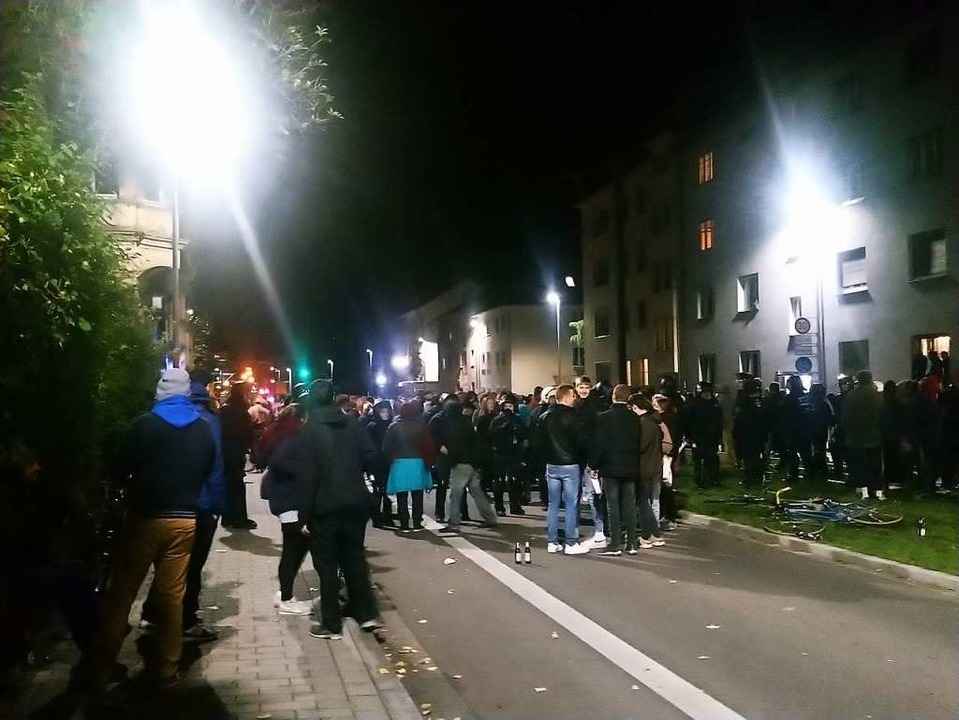 Samstagnacht: Polizisten trennen die S...r – vom Geb�ude Kronenstra�e 21.  | Foto: Karl Heidegger