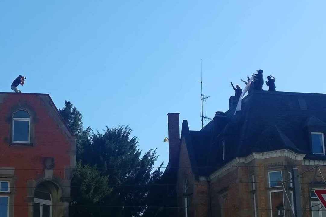 Auf dem Dach der besetzen Kronenstra�e...mittag mehrere vermummte Personen auf.  | Foto: Manuel Fritsch