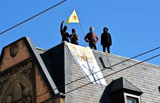 Besetzer stehen am Samstag auf dem Dach des Haus Kronenstrae 21  | Foto: Rita Eggstein