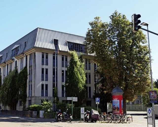 Das Parkhaus an der Hochburgerstrae i...8211; oder abgerissen &#8211; werden.   | Foto: Michael Haberer