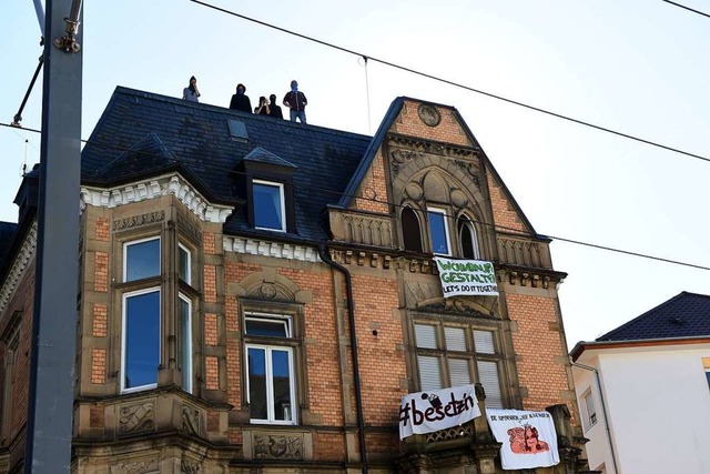 Die Besetzer waren auf das Dach des Gebudes an der Kronenstrae geklettert.  | Foto: Rita Eggstein