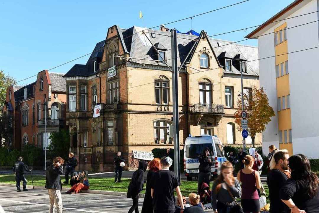 Polizeieinsatz an der Kronenstra�e. Au...ng bleibt die Stra�e aktuell gesperrt.  | Foto: Rita Eggstein