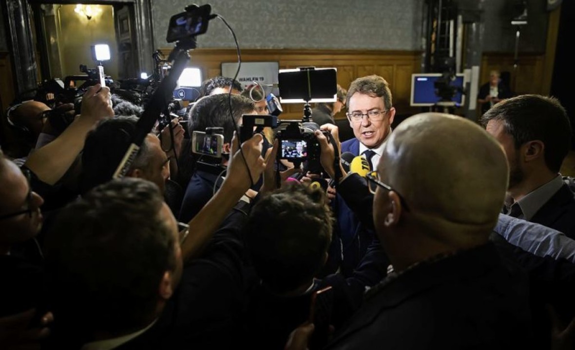 SVP-Chef Albert Rsti erklrt die Verl...i bei den Wahlen vergangenen Sonntag.   | Foto: Anthony Anex (dpa)