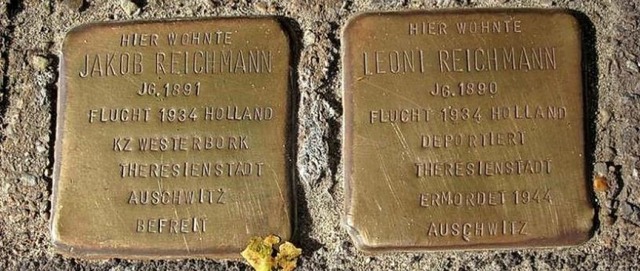 Zu den Stolpersteinen der Eltern Jakob...vier weitere fr ihre Kinder verlegt.   | Foto: Marlis Meckel