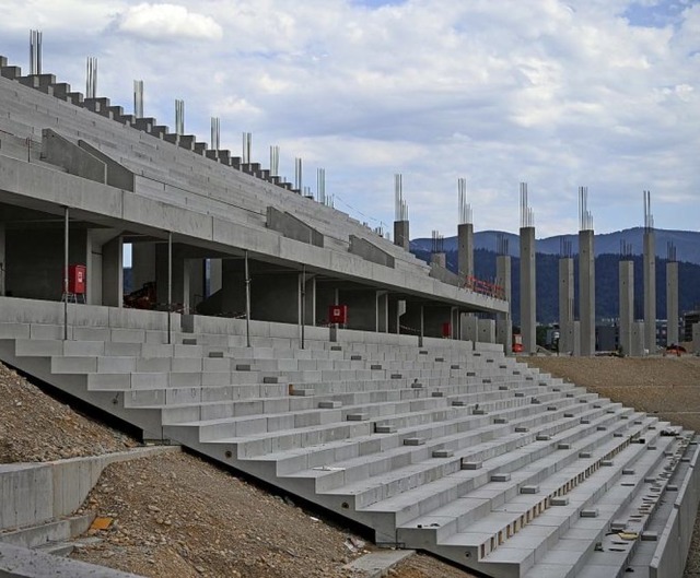 An Freiburgs Stadion wird gebaut, nach...f darin oft gar nicht gespielt werden.  | Foto: Patrick Seeger (dpa)