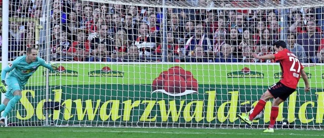 Nicolas Hfler (rechts) trifft zum 1:0 fr den SC Freiburg.     | Foto: THOMAS KIENZLE (AFP)