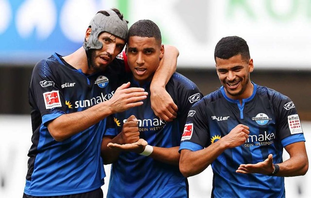 Die Paderborner Spieler gewinnen gegen Dsseldorf.  | Foto: Friso Gentsch (dpa)