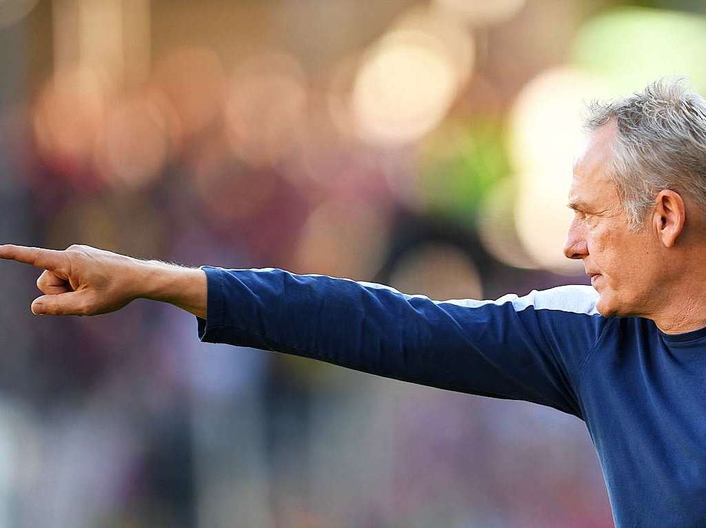 SC-Trainer Christian Streich zeigt seinen Spielern an, in welche Richtung es geht.