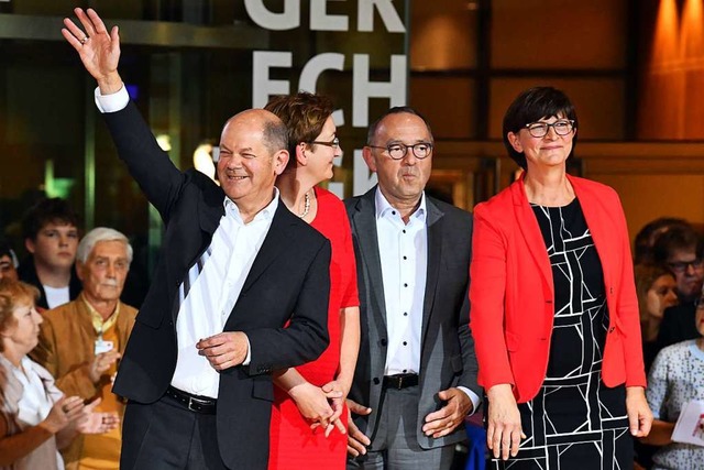 Der Wettstreit um den SPD-Vorsitz wird...r-Borjans/Esken (rechts)  entschieden.  | Foto: Bernd von Jutrczenka (dpa)